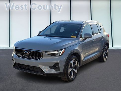 Certified 2025 Volvo XC40 B5 Plus image 9