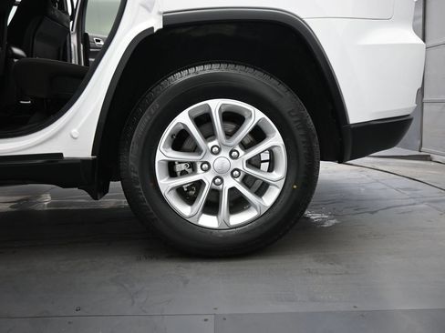 Used 2021 Jeep Grand Cherokee Laredo RWD image 19