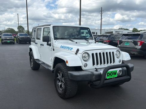 Used 2018 Jeep Wrangler Unlimited Sahara w/ Connectivity Group AWD/4WD image 1