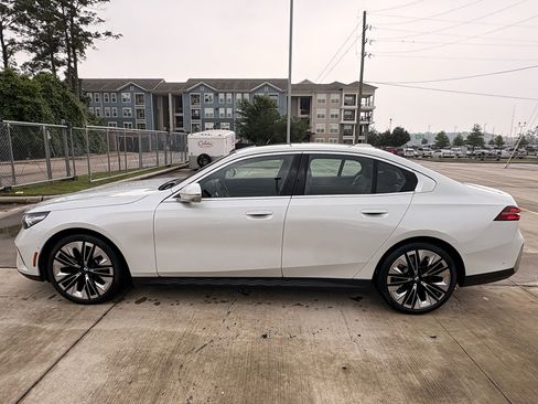 Used 2024 BMW 530i w/ Premium Package RWD image 5