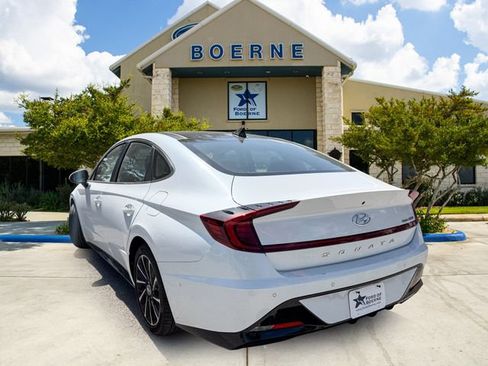 Used 2021 Hyundai Sonata Limited w/ Preferred Accessory Package FWD image 3