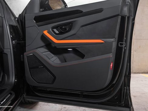 Used 2025 Lamborghini Urus SE image 45