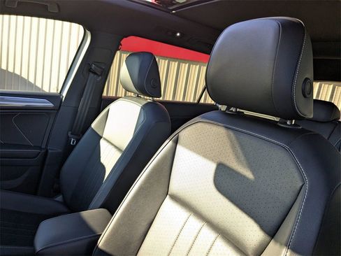 Used 2024 Volkswagen Tiguan SE R-Line image 18