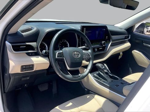 Used 2023 Toyota Highlander XLE FWD image 18
