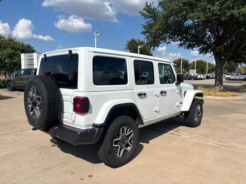 Used 2025 Jeep Wrangler Unlimited Sahara AWD/4WD image 5