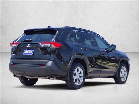 Used 2021 Toyota RAV4 LE FWD image 5