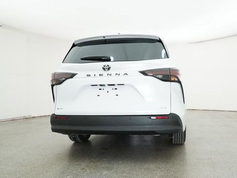 New 2026 Toyota Sienna XLE image 39