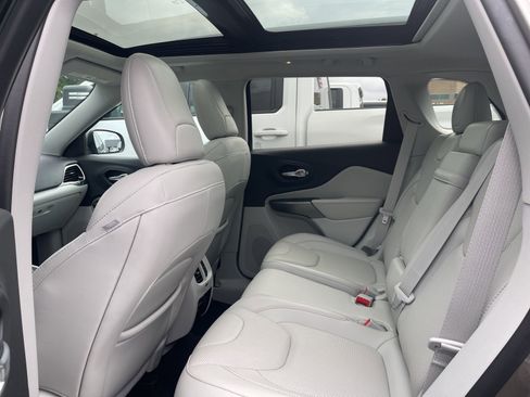 Used 2019 Jeep Cherokee Limited w/ Luxury Group AWD/4WD image 4
