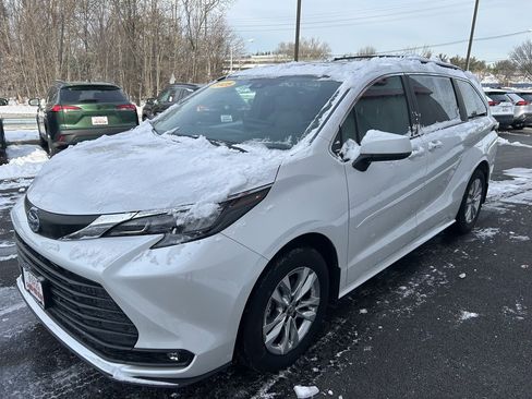 Used 2025 Toyota Sienna XLE w/ XLE Plus Package image 2