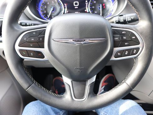 Used 2024 Chrysler Pacifica Touring-L FWD image 34