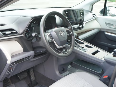 Used 2021 Toyota Sienna LE image 13
