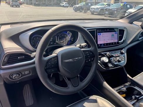 Used 2025 Chrysler Pacifica Limited FWD image 8