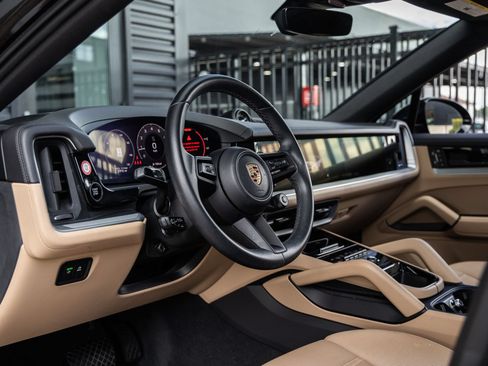 Certified 2024 Porsche Cayenne Coupe AWD/4WD image 4