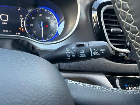 Used 2024 Chrysler Pacifica Touring-L FWD image 27