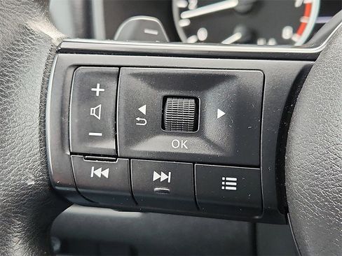 Used 2023 Nissan Rogue S image 23