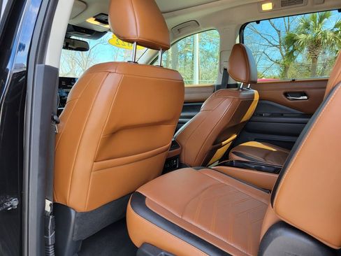 Used 2022 Nissan Pathfinder Platinum w/ Cargo Package image 14