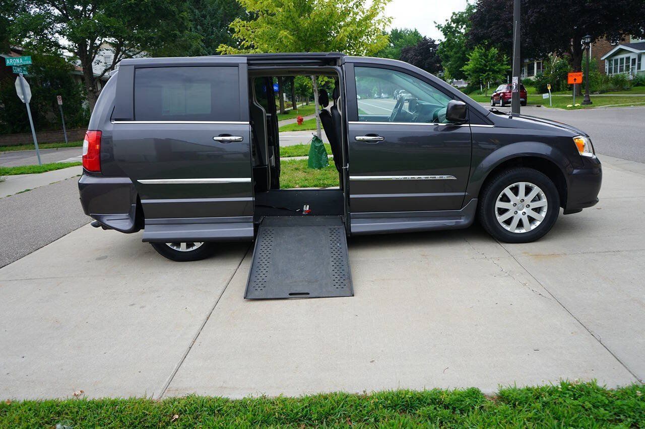 Used 2016 Chrysler Town & Country Touring w/ Driver Convenience Group FWD image 3