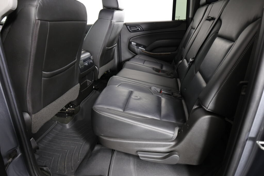 Used 2018 Chevrolet Suburban LT w/ Luxury Package RWD image 17
