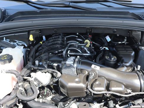 Used 2024 Jeep Grand Cherokee Altitude RWD image 12