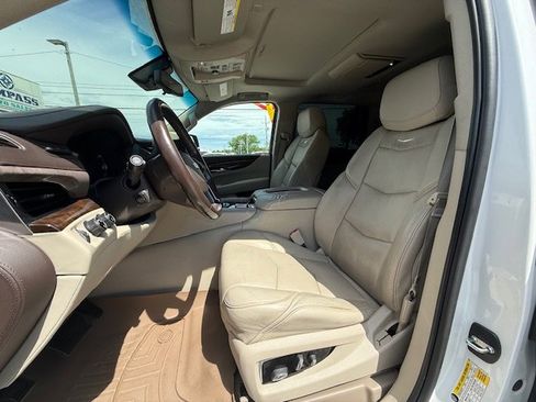 Used 2017 Cadillac Escalade Luxury AWD/4WD image 5