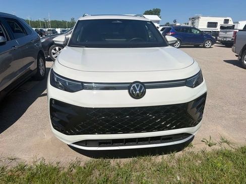 Used 2025 Volkswagen Tiguan SEL R-Line AWD/4WD image 2