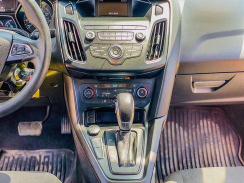 Used 2018 Ford Focus SE w/ SE Appearance Package image 22