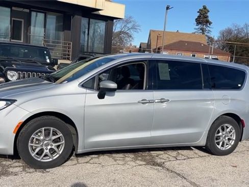 Used 2022 Chrysler Voyager LX image 3