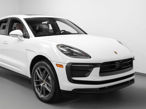 Certified 2026 Porsche Macan AWD/4WD image 9
