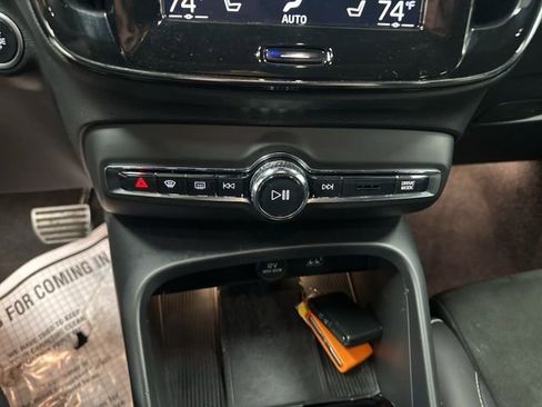 Used 2022 Volvo XC40 T5 R-Design w/ Advanced Package image 18