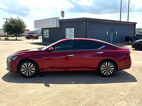 Used 2024 Nissan Altima 2.5 SV w/ SV Premium Package FWD image 2