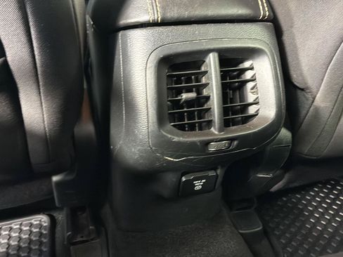 Used 2015 Jeep Cherokee Latitude w/ Cold Weather Group FWD image 18