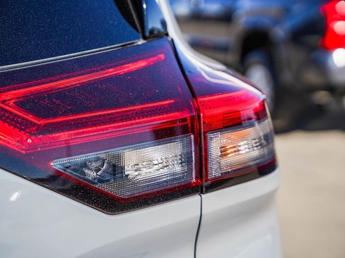 Used 2023 Nissan Rogue SL image 10