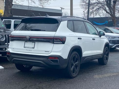 Used 2025 Volkswagen Taos SE image 3