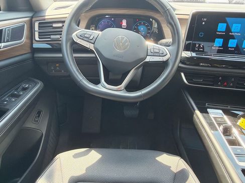 Used 2024 Volkswagen Atlas SE image 17