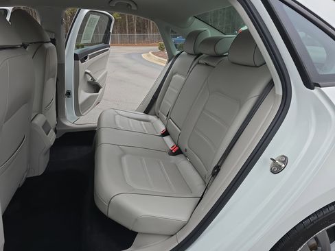 Used 2018 Volkswagen Passat 2.0T R-Line image 15