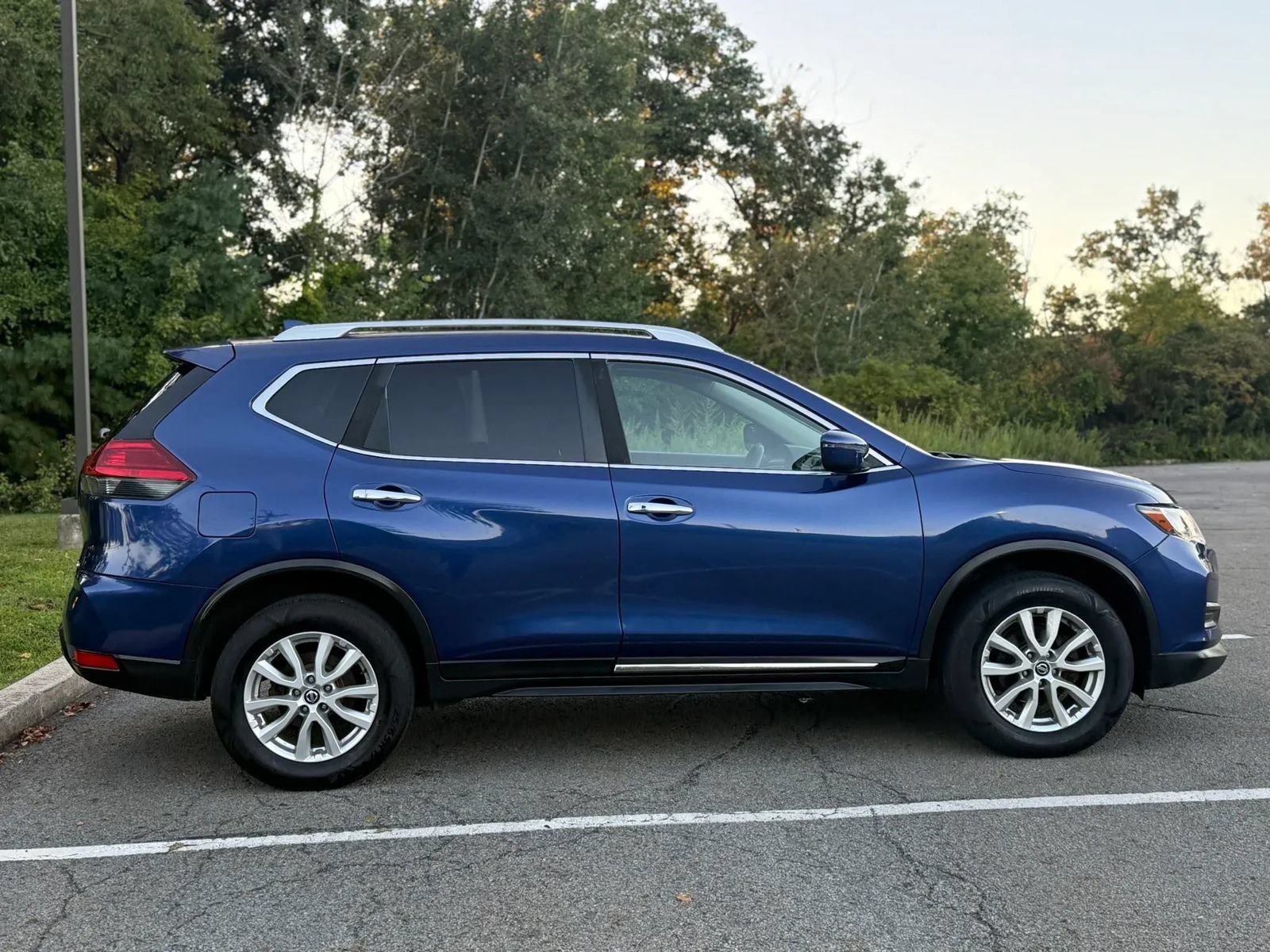 Used 2017 Nissan Rogue SV AWD/4WD image 4