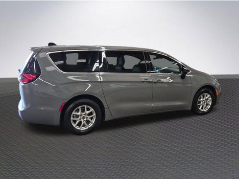 Used 2025 Chrysler Pacifica Select FWD image 4