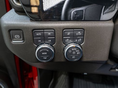 Used 2024 GMC Sierra 2500 SLE w/ SLE Value Package image 31