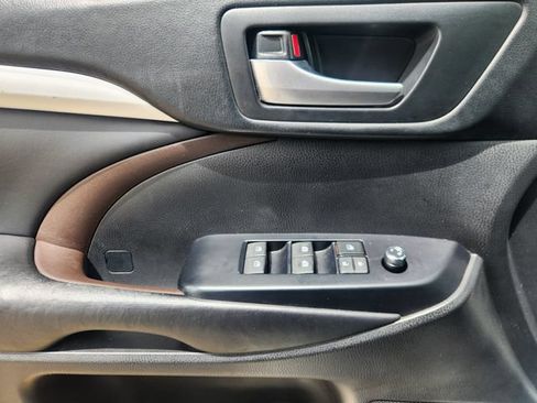 Used 2019 Toyota Highlander XLE FWD image 22