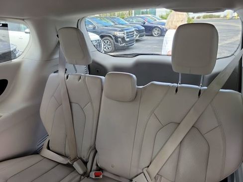 Used 2018 Chrysler Pacifica Touring-L image 29