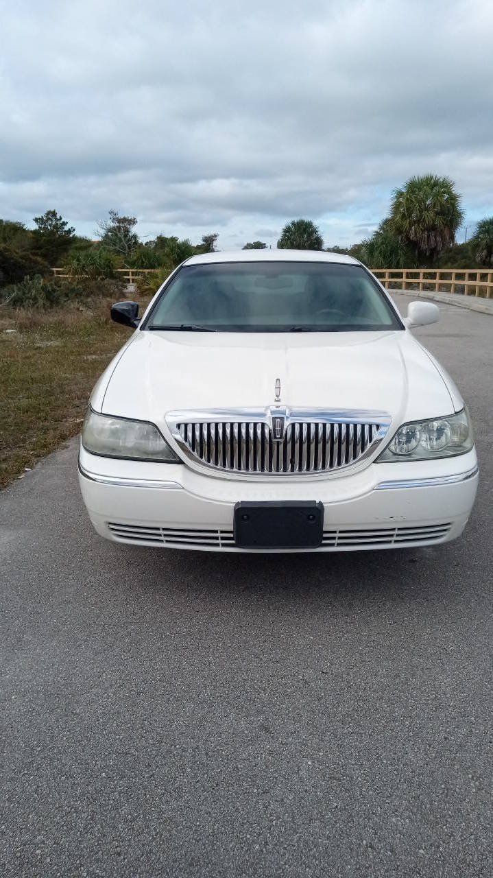 Used 2003 Lincoln Town Car Executive RWD image 3