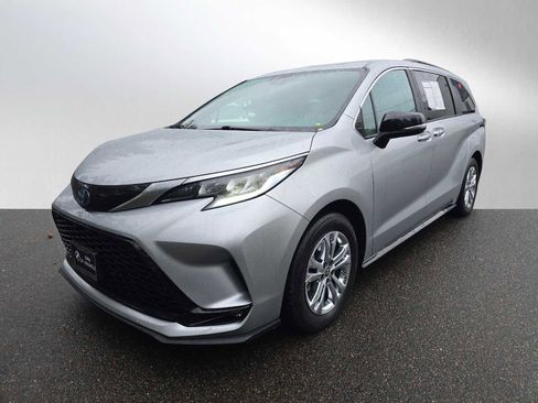 Used 2023 Toyota Sienna XSE AWD/4WD image 7