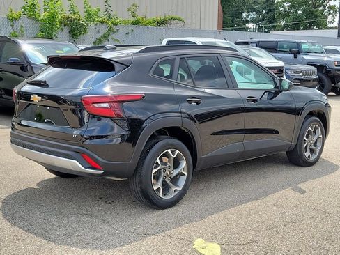 Used 2025 Chevrolet Trax LT FWD image 4
