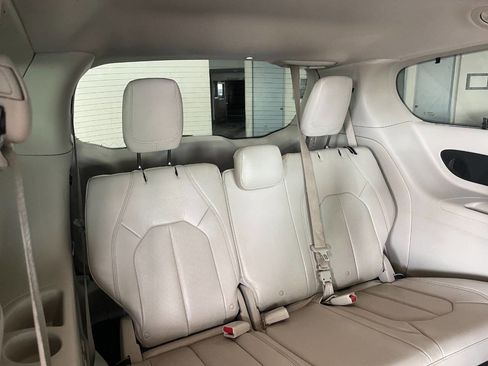 Used 2018 Chrysler Pacifica Touring-L Plus w/ Tire & Wheel Group image 25