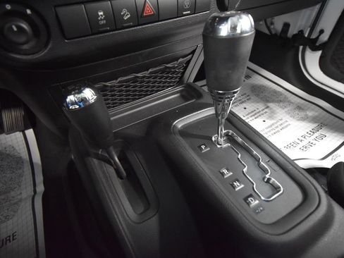 Used 2015 Jeep Wrangler Unlimited Sahara AWD/4WD image 18