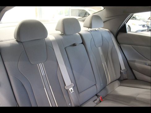 Used 2025 Hyundai Elantra SEL FWD image 21