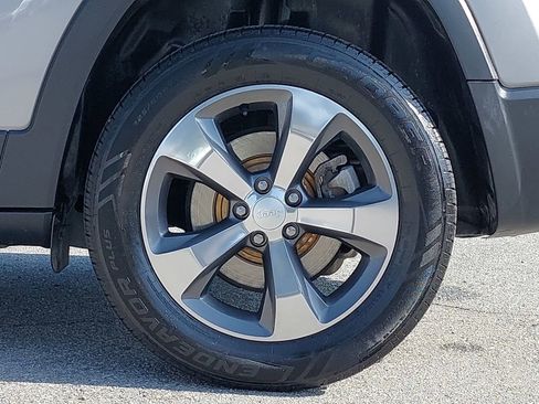 Used 2019 Jeep Cherokee Limited FWD image 32