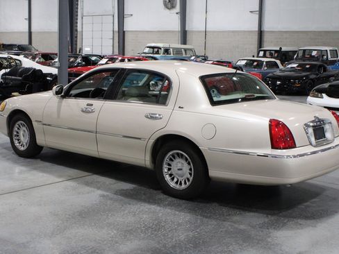 Used 1999 Lincoln Town Car Cartier RWD image 3