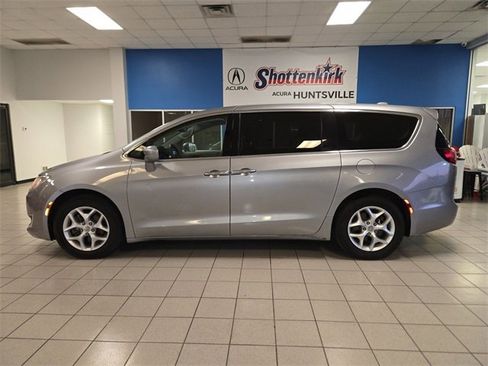 Used 2018 Chrysler Pacifica Touring Plus w/ Tire & Wheel Group image 5