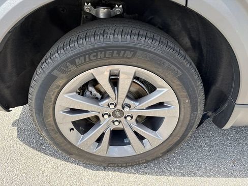 Used 2023 Ford Explorer XLT w/ Equipment Group 202A AWD/4WD image 17